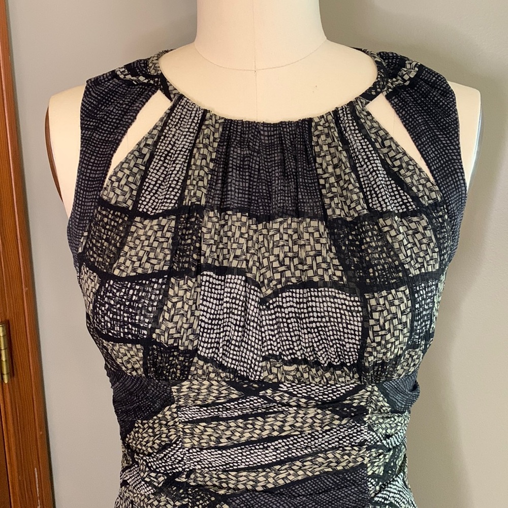 Burberry Fully lined dress size 10 Sleeveless 100% silk outer fully lined